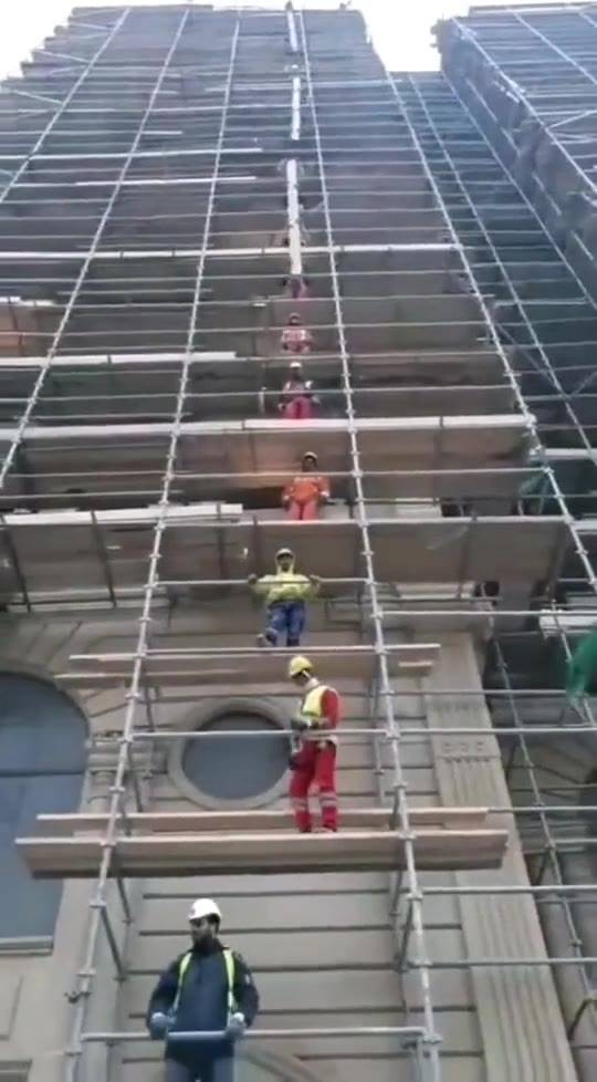 新奇至極 哪個(gè)國(guó)家竟如此運(yùn)送建筑材料？